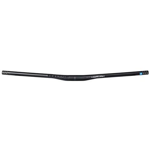 Svart PRO Koryak MTB-styre med låg rise och en bredd på 780 mm. Styrstammen är i fokus mot en ljus bakgrund, med detaljerade markeringar. Stämningen är professionell och teknisk.
