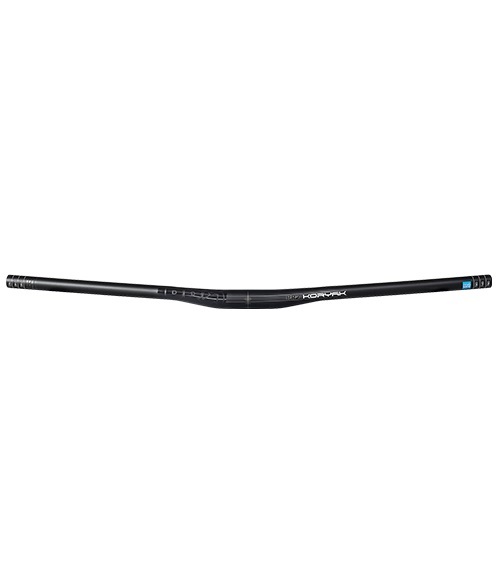 0456-koryak-low-rise-front Svart PRO Koryak MTB-styre med låg rise och en bredd på 780 mm. Styrstammen är i fokus mot en ljus bakgrund, med detaljerade markeringar. Stämningen är professionell och teknisk.