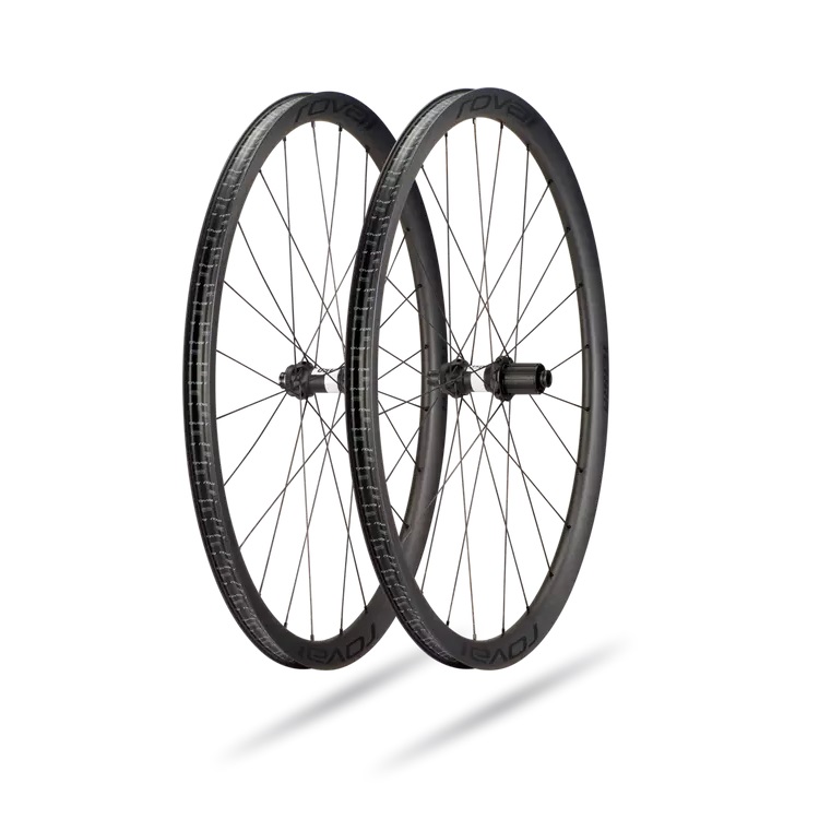 30020-520_WHL_TERRA-CL-SATIN-CARBON-SATIN-CHAR-700C_HERO Två Roval Terra CL-hjul visas mot en vit bakgrund. Hjulens svarta färg förstärks av det mjuka ljuset. Detaljerna i kolfiberstrukturen och naven framhävs.