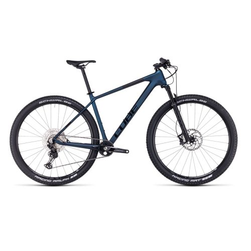 Blå Cube Reaction C:62 Race 29" mountainbike mot en vit bakgrund. Cykeln är välbelyst, framhäver detaljer som däckmönster och ramens design. En elegant och sportig cykel.