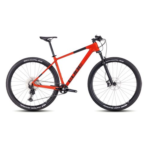 Röd Cube Reaction C:62 Race 29" mountainbike i studiokvalitet, framhävd med skarpt ljus och detaljrikedom som visar dess högkvalitativa komponenter och slanka design.