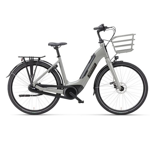 Grå Batavus Altura E-GO elcykel med korg fram och pakethållare bak. Cykeln står i profil mot en vit bakgrund, väl belyst och detaljrik.