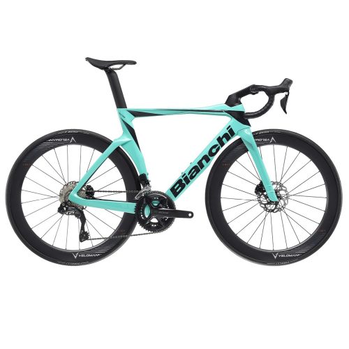 Celeste Bianchi landsvägscykel i studioljus. Oltre Comp 105 Di2 modell, elegant design med svarta däck och tillbehör. Färgstark, detaljerad bild framhäver cykelns aerodynamiska former.