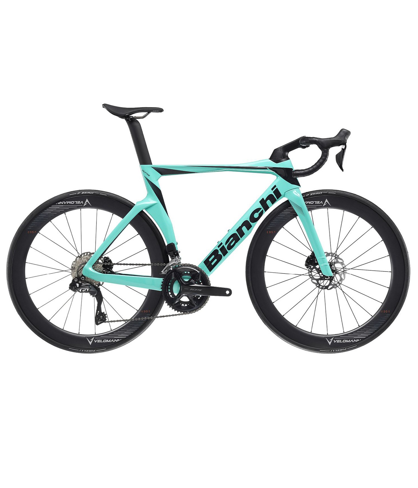 Bianchi-oltre-comp-105-di2-celeste-24 Celeste Bianchi landsvägscykel i studioljus. Oltre Comp 105 Di2 modell, elegant design med svarta däck och tillbehör. Färgstark, detaljerad bild framhäver cykelns aerodynamiska former.