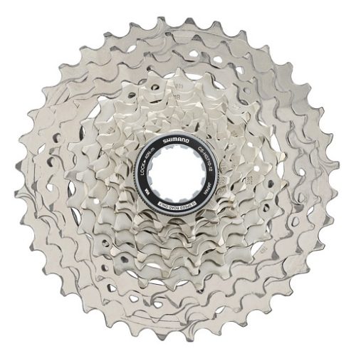 Närbild på en Shimano CS-HG710-12 12-växlad kassett. Kassetten är silvrig och har en central ring med Shimano-logotypen. God detaljrikedom och jämn belysning.