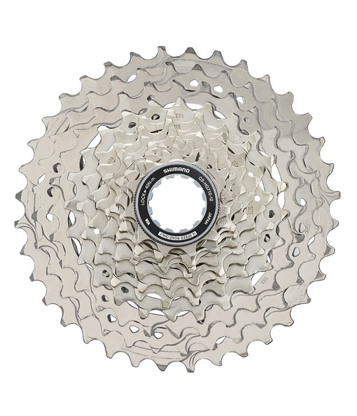 CS-HG710-12-11-36T-primary Närbild på en Shimano CS-HG710-12 12-växlad kassett. Kassetten är silvrig och har en central ring med Shimano-logotypen. God detaljrikedom och jämn belysning.