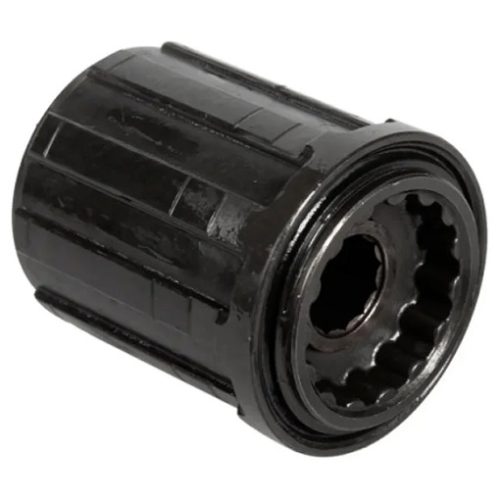 Detaljerad bild av en svart Shimano FH-RM66 body. Stark belysning framhäver strukturen och de taggiga inre delarna, vilket ger en teknisk och informativ känsla.