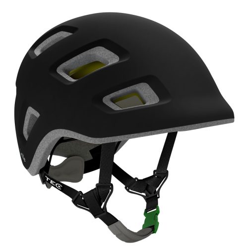 Detaljerad bild av en svart cykelhjälm med grönt spänne under bra ljusförhållanden. Hjälmen har flera ventilationshål och en grå vaddering för komfort.
