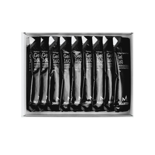 En låda fylld med Maurten Gel 160 energigels, arrangerade i prydliga rader. Svarta förpackningar med tydlig text i en ljus miljö, vilket framhäver produktens detaljer och branding.