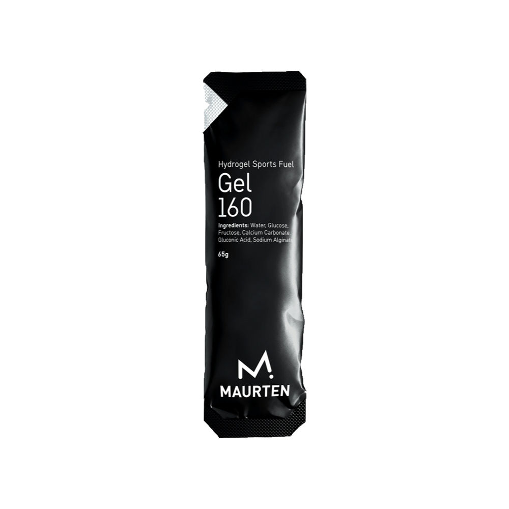 Maurten Gel 160 Engergigel En svart Maurten Gel 160 energigel för sport. Klar belysning framhäver den matta förpackningen och den tydliga texten om innehåll och varumärke.