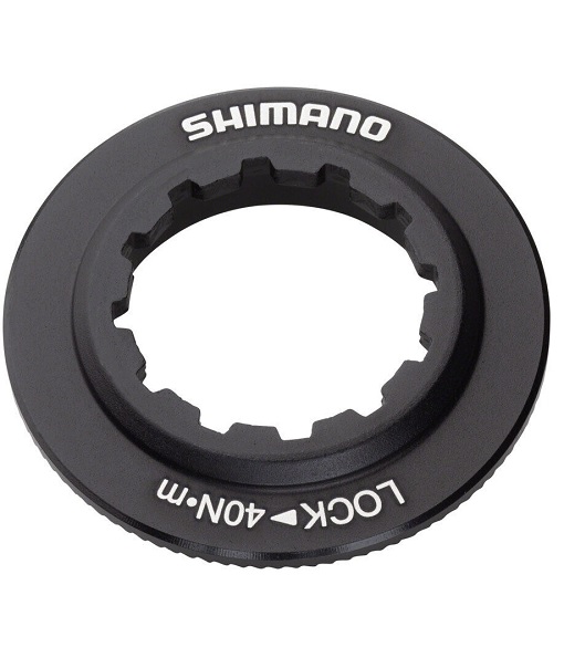RT-MT81-lasring Svart låsring Shimano SM-RT81 för centerlock-skiva, med "SHIMANO" och "LOCK 40N.m" i vit text. Detaljerad textur och neutral belysning framhäver produktens design.
