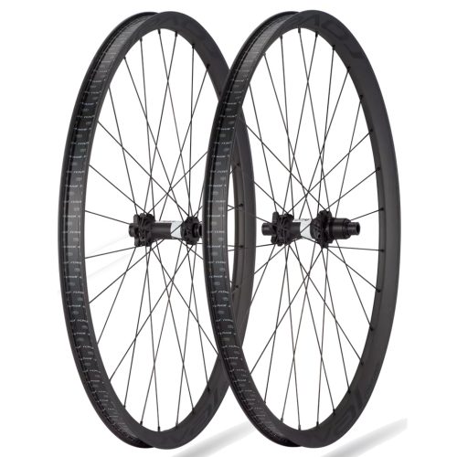 Två cykelhjul med svarta ekrar och fälgar står i fokus mot en vit bakgrund. Kontrasten framhäver detaljerna på hjulen och skapar en professionell känsla.