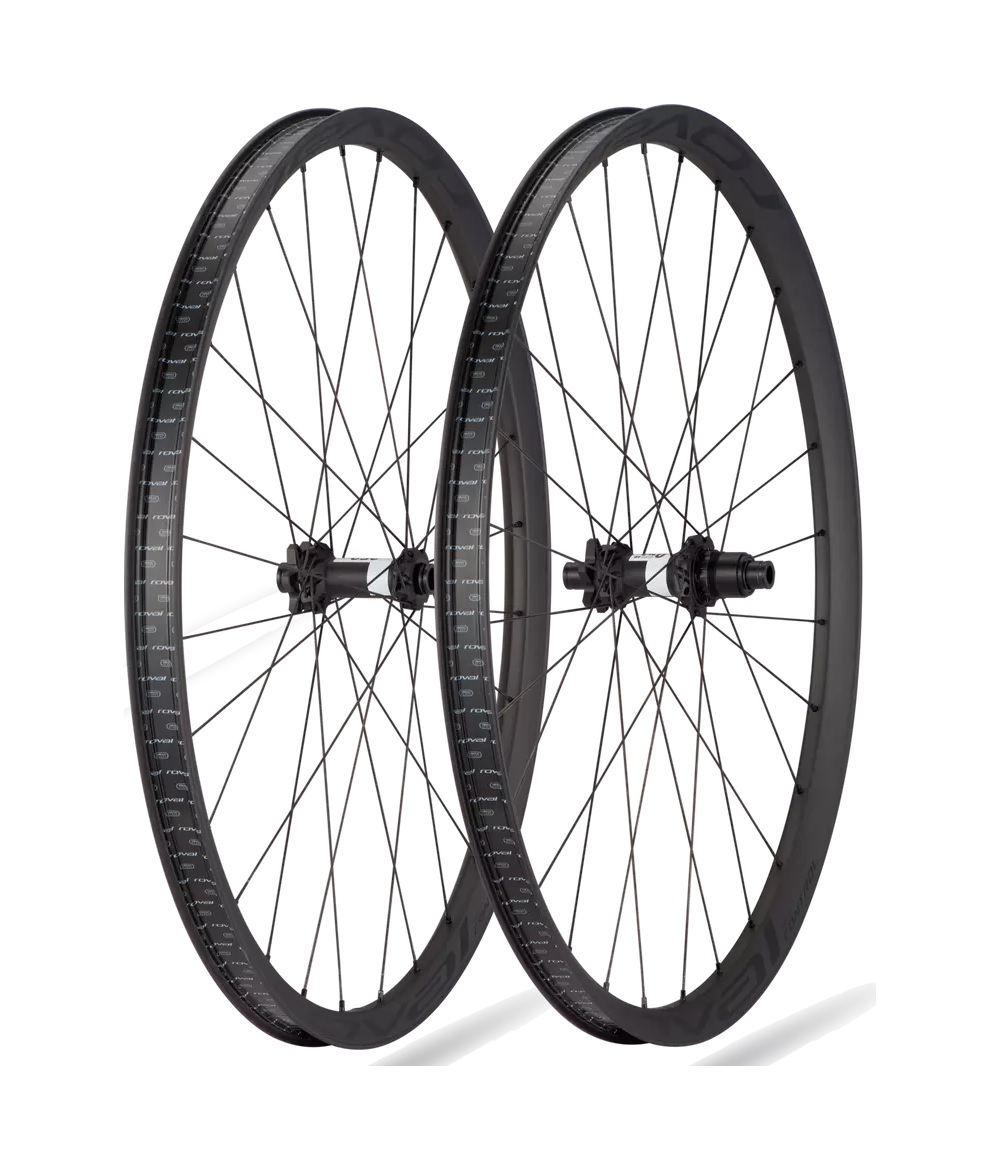 Roval-CONTROL-CARBON-29-6B-XD-BOOST-WHEELSET-SATIN-CARBON-SATIN-BLK Två cykelhjul med svarta ekrar och fälgar står i fokus mot en vit bakgrund. Kontrasten framhäver detaljerna på hjulen och skapar en professionell känsla.