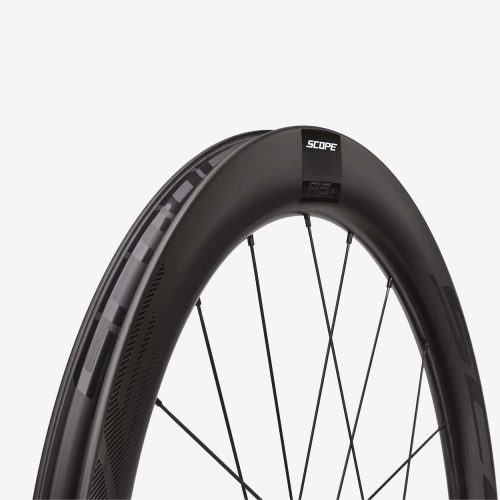 Närbild av Scope R5.A 55 mm skivbromshjul mot en ljus bakgrund. Fokuserat på hjulprofil, ekrar och Scope-logotypen. Återger exakta detaljer och texturer, framhäver hjulets design och utförande.