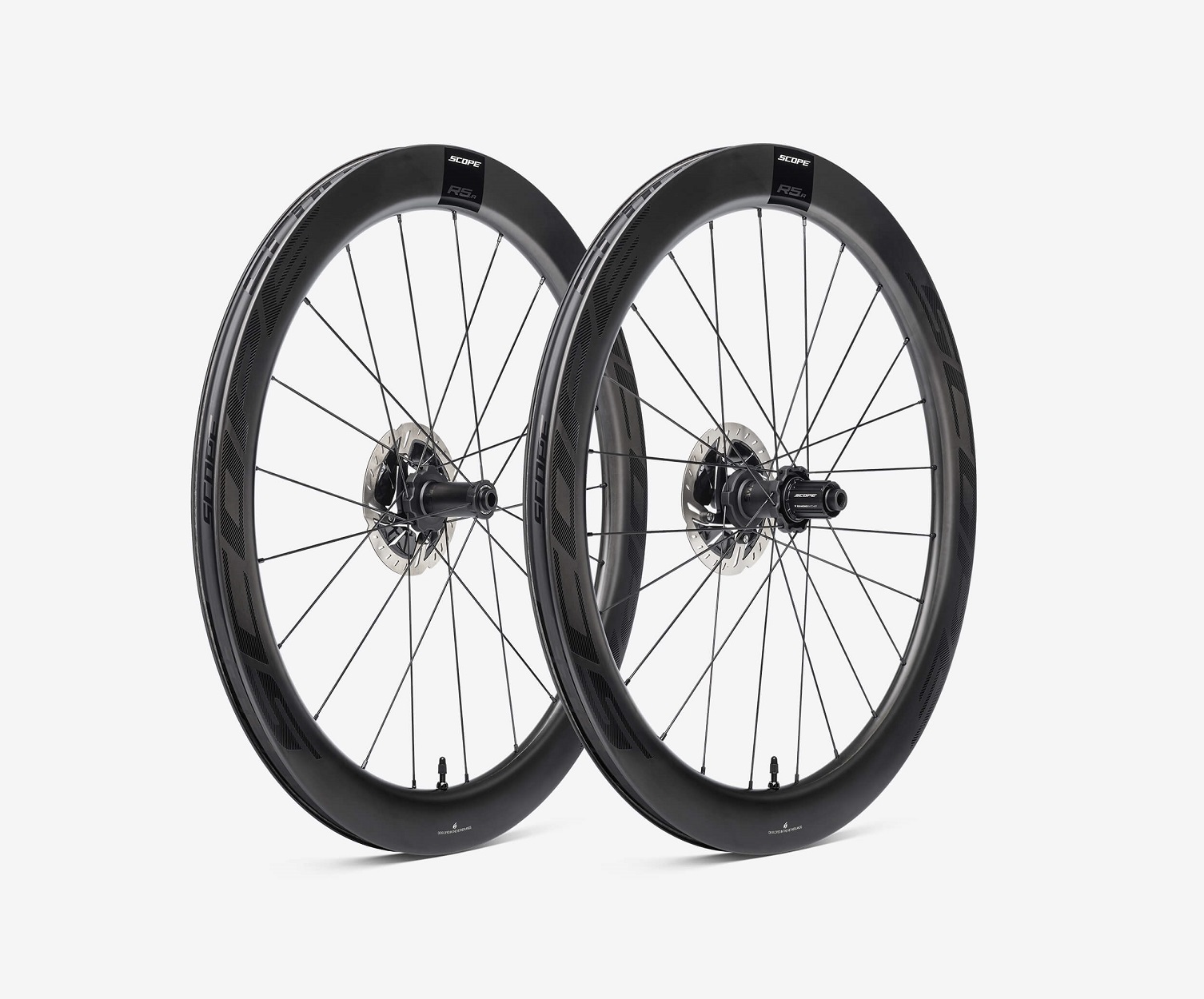 SC2021113_R5.A20-20Black20-20SKF20-20Shimano_2_HR Ett par Scope R5.A 55 mm hjul, skivbroms, i kolfiber, placerade mot en ljus bakgrund. Fokus på detaljer i design och konstruktion, inklusive logotyper och hjulnav.