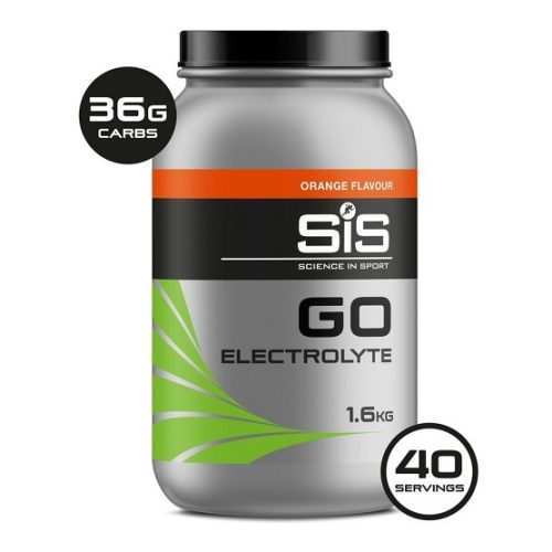 En silverfärgad burk SiS GO Electrolyte Orange sportdryck syns mot en vit bakgrund. Förpackningen indikerar 36g kolhydrater och 40 portioner, med en smak av apelsin och en vikt på 1,6 kg.