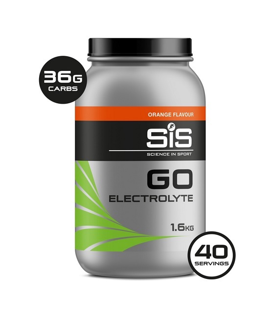 SIS-GO-ELEC-TUB-Orange-1-6kg En silverfärgad burk SiS GO Electrolyte Orange sportdryck syns mot en vit bakgrund. Förpackningen indikerar 36g kolhydrater och 40 portioner, med en smak av apelsin och en vikt på 1,6 kg.