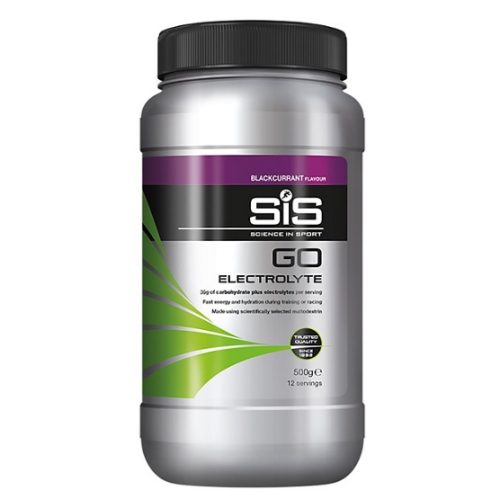 En burk SiS GO Electrolyte sportdryck i smaken Blackcurrant. Burken är grå och etiketten har lila, svarta och gröna detaljer. Atmosfären är ren och ljus, med fokus på produkten.
