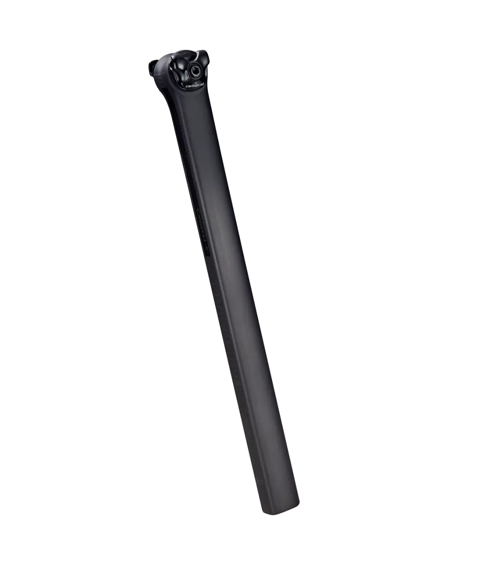 Sadelstolpe-SW-PAVE-CARBON-POST-450 Svart cykelsadelstolpe i kolfiber, avbildad i studioljus mot vit bakgrund. Detaljerna i kolfiberväven framträder tydligt.
