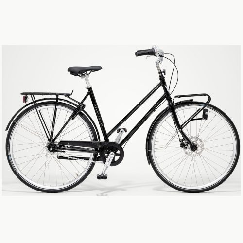 En svart Damcykel Skeppshult Populär 7s visas i profil mot en ljus bakgrund. Cykeln är utrustad med pakethållare fram och bak, samt skärmar och reflexer.