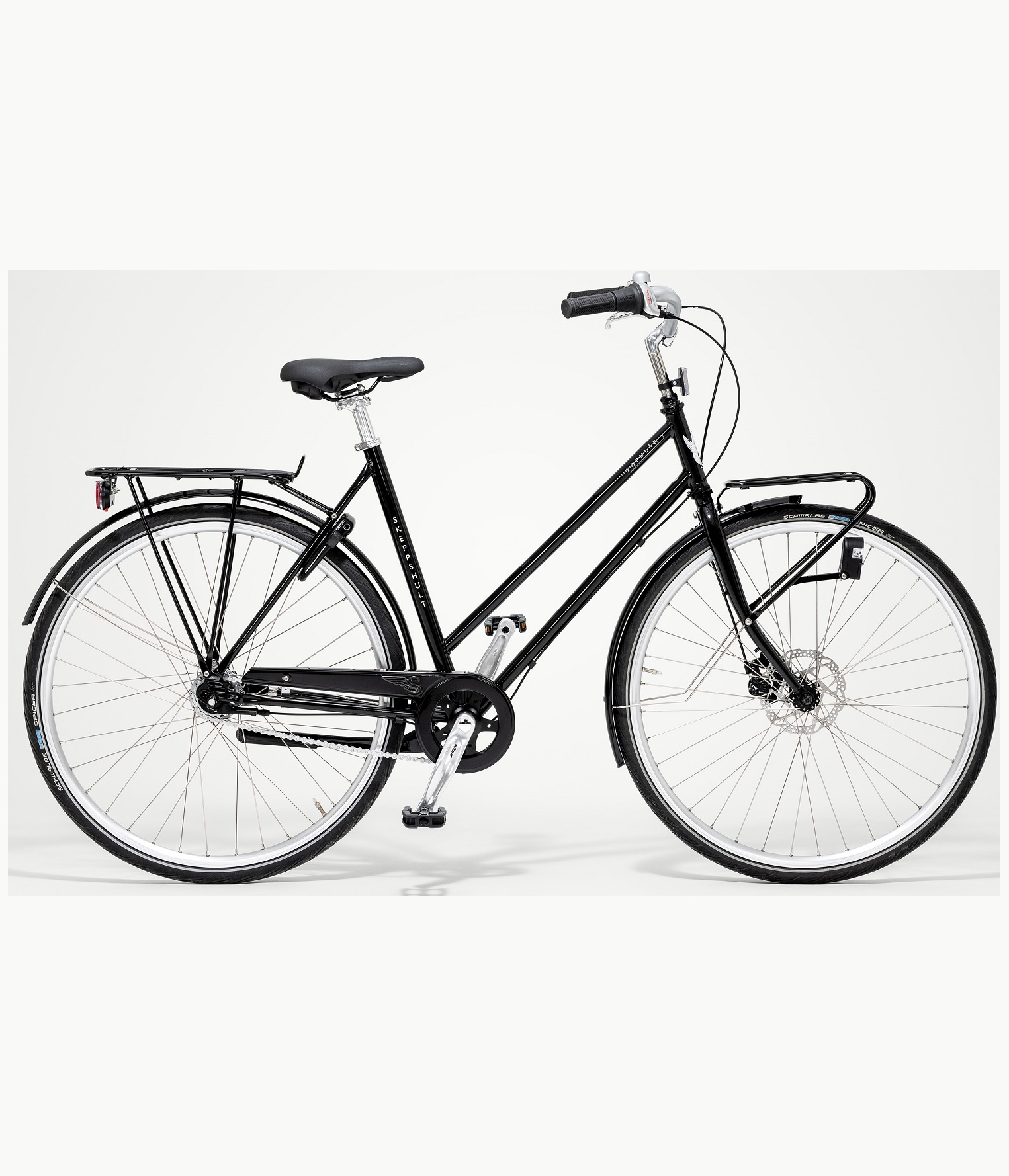 Skeppshult-Popular-dam En svart Damcykel Skeppshult Populär 7s visas i profil mot en ljus bakgrund. Cykeln är utrustad med pakethållare fram och bak, samt skärmar och reflexer.
