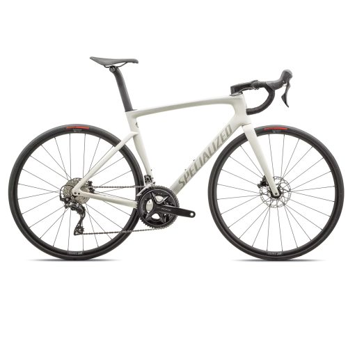 En Specialized Tarmac SL7 Sport Disc 105 landsvägscykel i en ljus