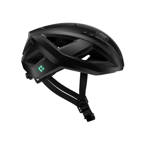 Svart Lazer Tonic KineticCore-hjälm i detaljrik närbild mot en vit bakgrund. Hjälmens matta finish och ventilationshål är tydliga, med remmarna synliga.