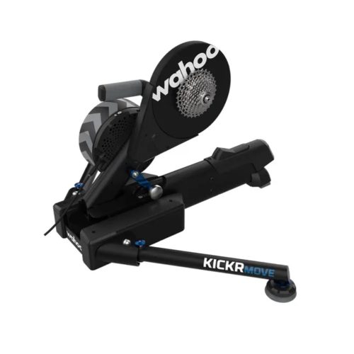 Wahoo Kickr Move trainer i en studio, framhävd med stark belysning. Detaljerad vy över kassetten och "KICKR MOVE"-logotypen, vilket visar en modern och teknisk design.