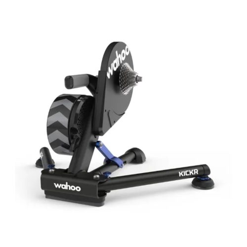 Wahoo Kickr V.6 smart trainer i en studio, med stark belysning som framhäver produktdetaljerna och den moderna designen.