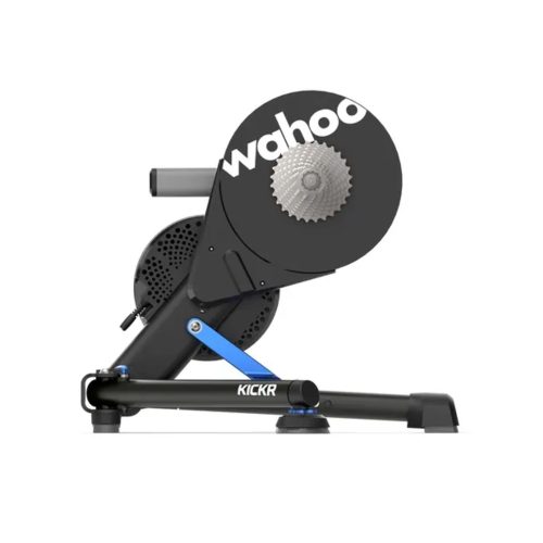 Wahoo Kickr V.6 cykeltrainer i profil mot en vit bakgrund. Den svarta tränaren har en vit "Wahoo" logotyp och blå accenter, med detaljerade komponenter synliga i bra ljus.