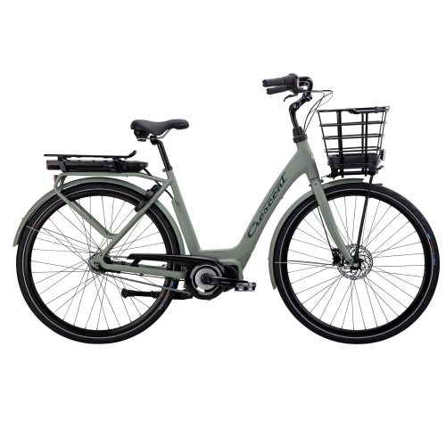 En stilren Crescent Elsa elcykel i en dämpad grön färg, fotograferad i studiokvalitet med jämnt ljus som framhäver cykelns detaljer och design.