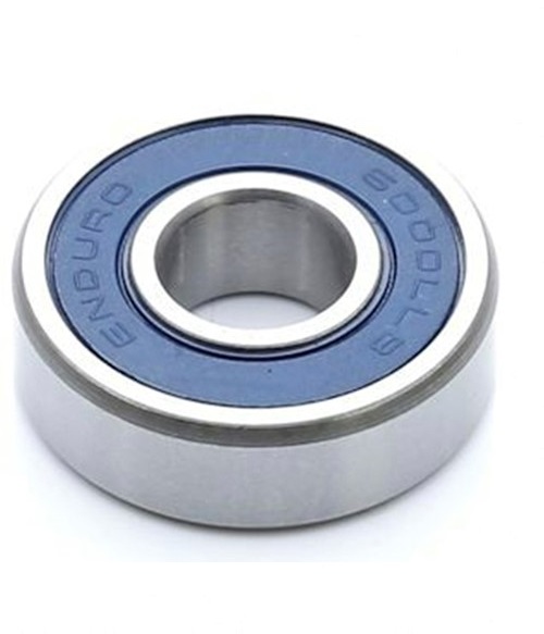 enduro-6000llb.jpg Detaljerad bild av ett Enduro 6000LLB ABEC3 maskinkullager, 10x26x8mm. Kullagret har en blå tätning och en silverfärgad yttre ring, med fokus på dess precisionstillverkning.