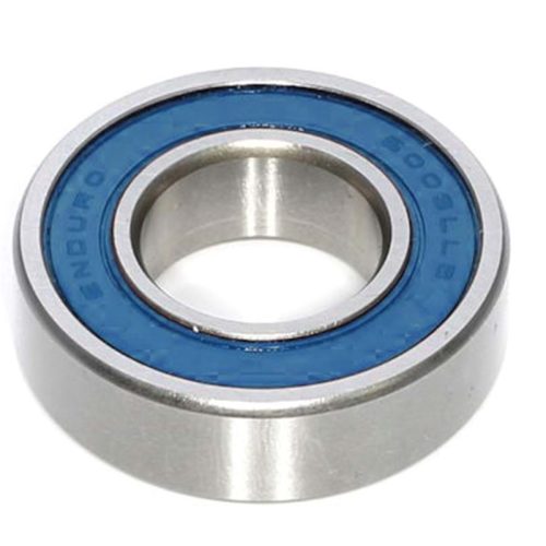 Närbild av ett Enduro 17x35x10mm 6003LLB ABEC3 maskinkullager. Metalliska och blå detaljer syns tydligt i god belysning, vilket framhäver konstruktionen och kvaliteten.