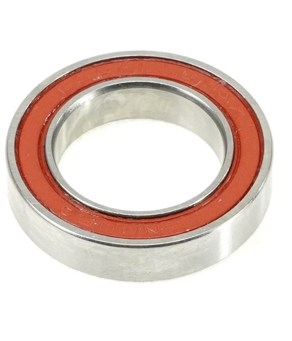 enduro-6802llu-max.jpg Detaljerad bild av ett Enduro 15x24x5mm 6802LLU MAX ABEC3 maskinkullager. Metalliska, släta ytor kontrasterar mot den röda insidan. Jämnt ljus framhäver de fina detaljerna.
