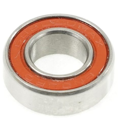 Närbild av ett Enduro 688LLU MAX ABEC3 maskinkullager med orange tätning och stålfärgade ringar, perfekt belyst för att framhäva detaljerna. Fokus på precision och kvalitet.