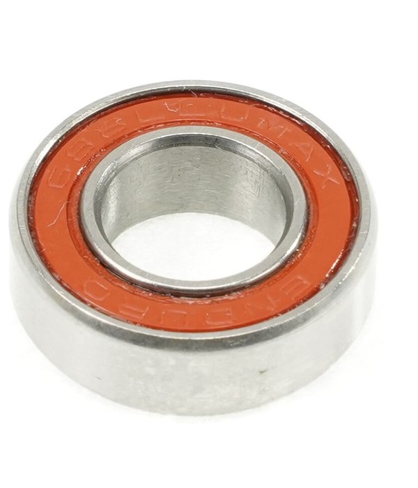 enduro-688llu-max.jpg Närbild av ett Enduro 688LLU MAX ABEC3 maskinkullager med orange tätning och stålfärgade ringar, perfekt belyst för att framhäva detaljerna. Fokus på precision och kvalitet.