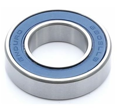 Närbild av ett Enduro 6902LLB ABEC3 maskinkullager (15x28x7mm) mot en ren, ljus bakgrund. Den blå tätningen kontrasterar mot det metalliska yttre.