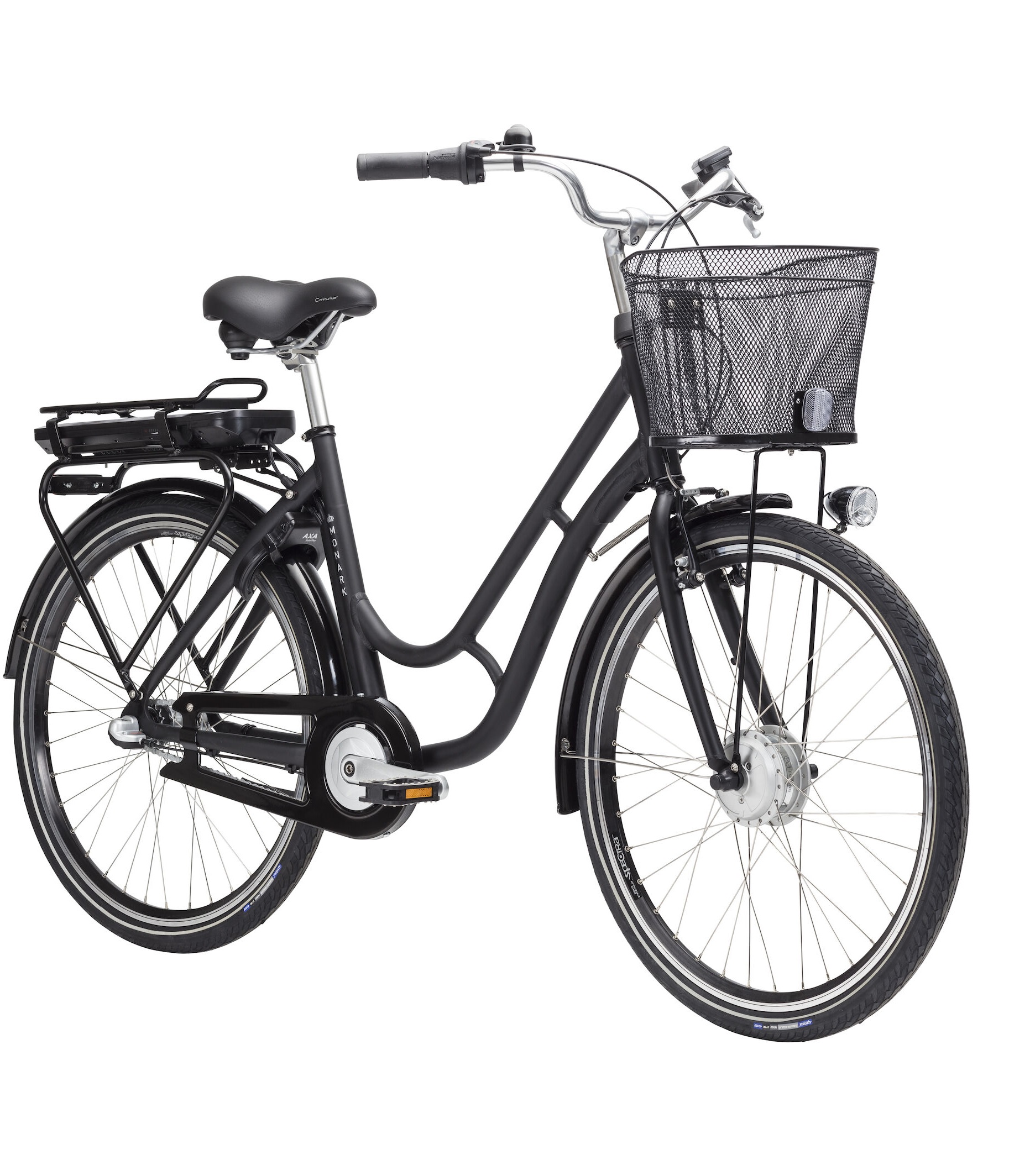 monark-E-Karin-Black-26.jpg Svart Monark E-karin 3s elcykel med korg och pakethållare, isolerad mot vit bakgrund. Cykeln är välbelyst och detaljrik, vilket framhäver dess moderna design.