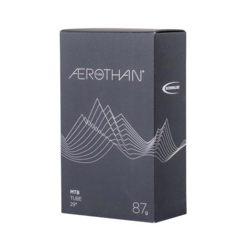 En förpackning Schwalbe Aerothan MTB-slang visas i mörkgrå belysning. Förpackningen har ett stilrent, modernt utseende med vita grafiska detaljer och textdetaljer som "Aerothan", "MTB Tube" och viktinformation.