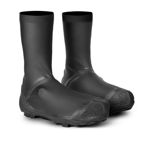 Ett par Gripgrab AquaShield 2 vattentäta gravelskoskydd i svart står på en vit bakgrund. Atmosfären är ren och minimalistisk med starkt ljus som framhäver texturerna.