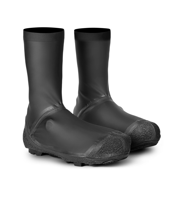 Aquashield Ett par Gripgrab AquaShield 2 vattentäta gravelskoskydd i svart står på en vit bakgrund. Atmosfären är ren och minimalistisk med starkt ljus som framhäver texturerna.