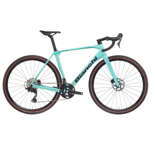 Cykeln Bianchi Impulso Comp i celeste med kolfiberram och 2x12 växlar, framhävd i en studio med starkt, jämnt ljus som accentuerar detaljerna i dess komponenter och design.
