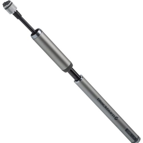 Cylindrisk, silverfärgad Blackburn Core Slim minipump visas diagonalt. Pumpen är utdragen och har texten "Blackburn" och "CORE SLIM". Ljuset är jämnt och detaljrikt.
