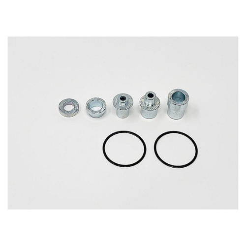 Detaljerad bild av adapterkit för Elite Smart Trainer, med distanser i silvermetall och två svarta o-ringar på en ljus, neutral bakgrund. Stark och jämn belysning framhäver detaljerna.