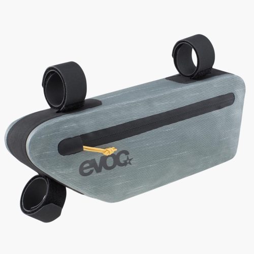 Grå Evoc Frame Pack WP S ramväska i triangulär design med tre fästremmar och vattentät dragkedja. Studiobelysning framhäver detaljer och den ljusa bakgrunden ger en ren presentation.