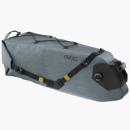 En sadelväska från Evoc, modellen Seat Pack Boa WP, med en kapacitet på 12 liter. Väskan är grå med svarta detaljer och remmar, samt med inslag av gult.