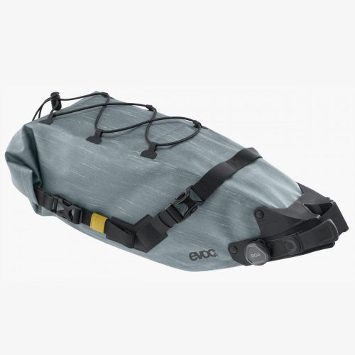 En grå Evoc Seat Pack Boa WP sadelväska, fotograferad i bra ljus mot en vit bakgrund. Väskan är utrustad med svarta remmar och BOA-system, vilket framhäver dess funktionella design och vattentäta egenskaper.