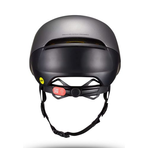 Cykelhjälm Specialized Propero 4 i grått och svart, sedd bakifrån. MIPS-logotyp och ANGi Ready etikett syns tydligt. Stark belysning framhäver hjälmens detaljer och form.