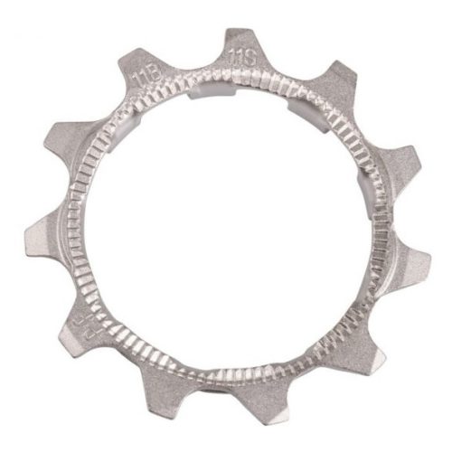 Detaljrik bild av ett Shimano kassett drev, troligen till XT med HG body. Silverfärgat metalliskt utseende med tydliga 11S markeringar. Jämnt ljus framhäver drevens precision och fina detaljer.