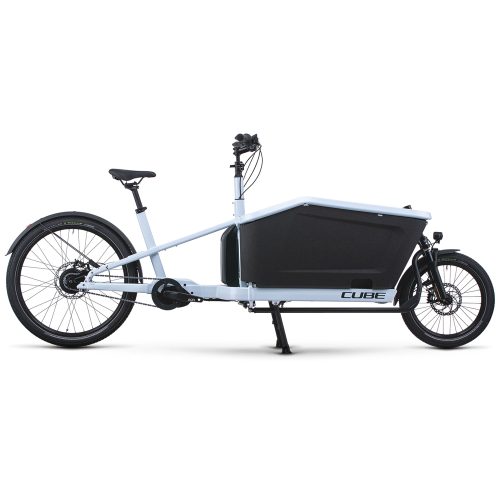 Vit Cube Cargo Hybrid 500 lastcykel i profil, stående på stöd. Studiofotografering med mjuk belysning framhäver cykelns lastutrymme och detaljer.
